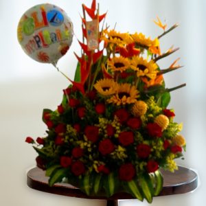 RAMO 8 - Ramo rosas y girasoles con globo